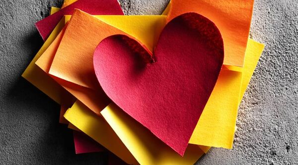 Herz aus bunten Post-it-Zetteln auf Betonwand – KI mit Kopf und Herz, Nicole Angela Buck