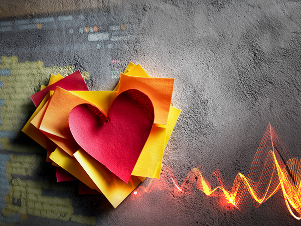 KI-Webinar – Herz aus bunten Post-its vor Code-Hintergrund | Nicole Angela Buck